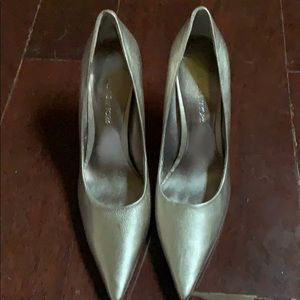 Size 9 Jones New York metallic shoes.